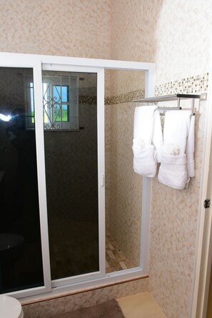 Villa, 3 Bedrooms, Non Smoking | Bathroom | Shower, free toiletries, hair dryer, towels - Plantation Villa 354 - Ocho Rios (St. Ann's Bay)