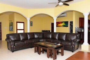40-inch LED TV with satellite channels, TV - Plantation Villa 354 - Ocho Rios (St. Ann's Bay)