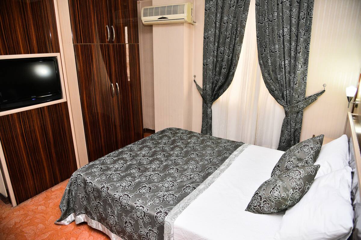 Junior Suite | 1 bedroom, in-room safe, desk, WiFi (free)