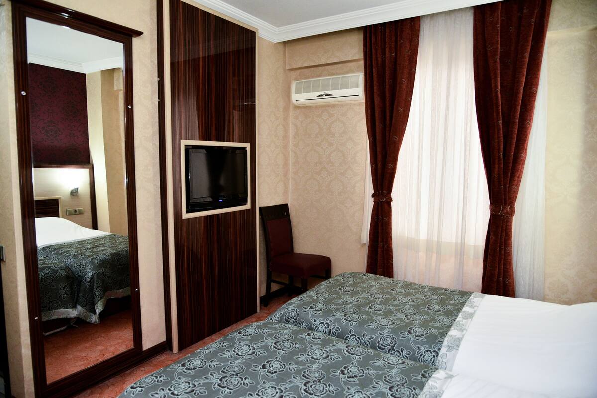 Economy Twin Room | 1 bedroom, in-room safe, desk, WiFi (free)