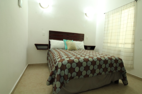 Escrivaninha, ferros/tábuas de passar roupa, Wi-Fi de cortesia