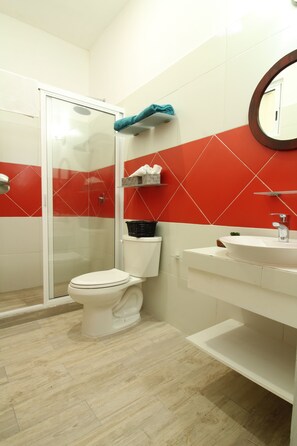 Shower, rainfall showerhead, free toiletries, hair dryer - Yatzil Inn (Playa del Carmen)