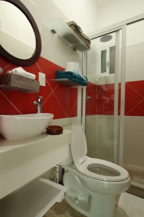 Douche, douche à « effet pluie », articles de toilette gratuits