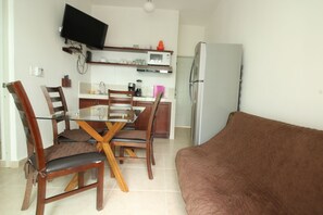 Micro-ondas, cafeteira/chaleira, chaleira elétrica