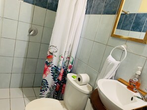 Comfort Room | Bathroom | Shower, designer toiletries, towels, soap - Lapa Verde Lodge (Jacó)