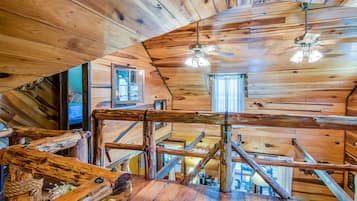 Standard Room, Non Smoking (Kristopher's Treehouse) | Living area