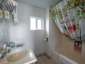 Combined shower/tub, free toiletries, hair dryer, towels - Baker City Motel & RV Park (Baker City)