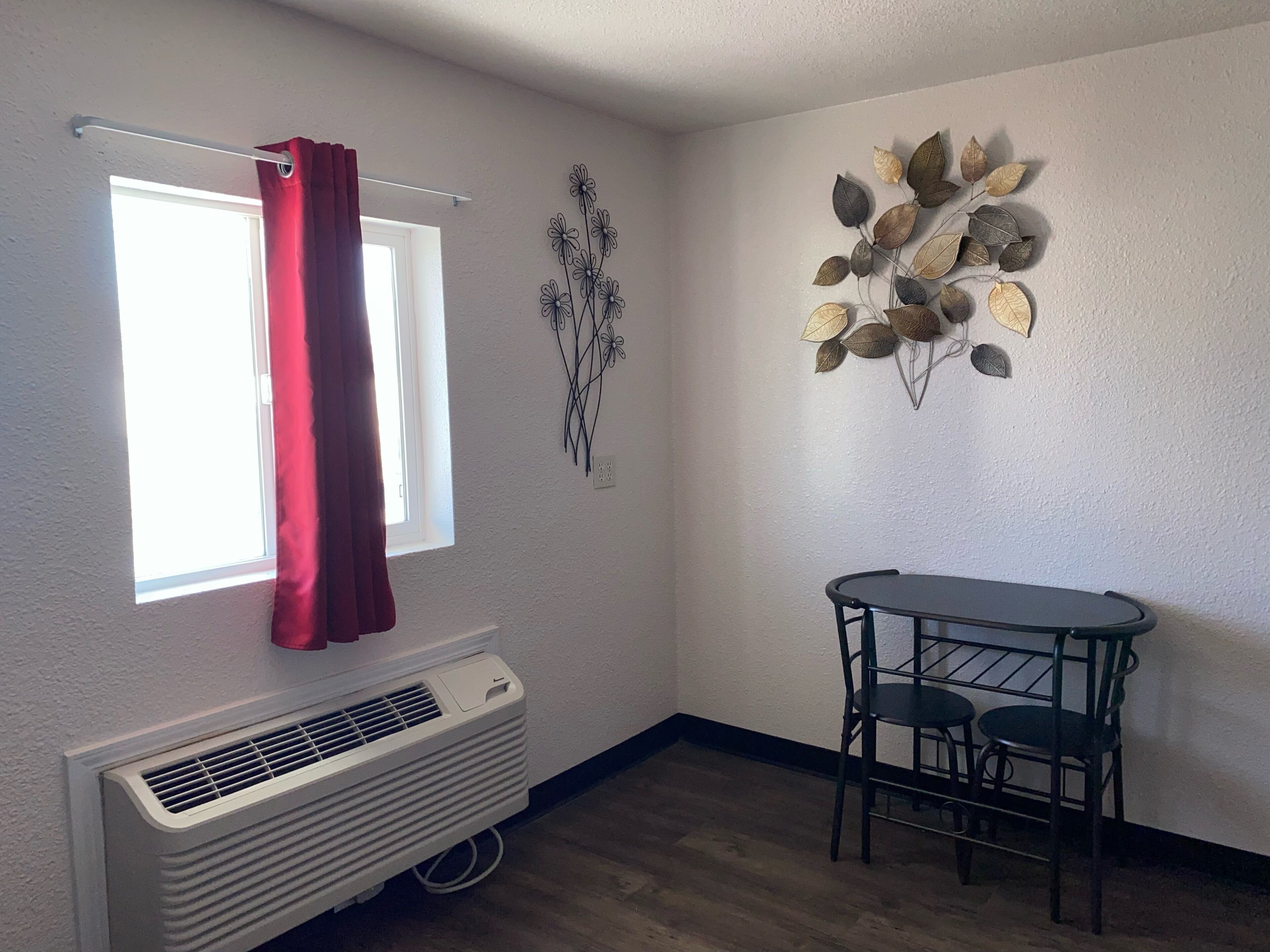 Enkeltrom – basic | Individuelt dekorert, individuelt innredet og blendingsgardiner