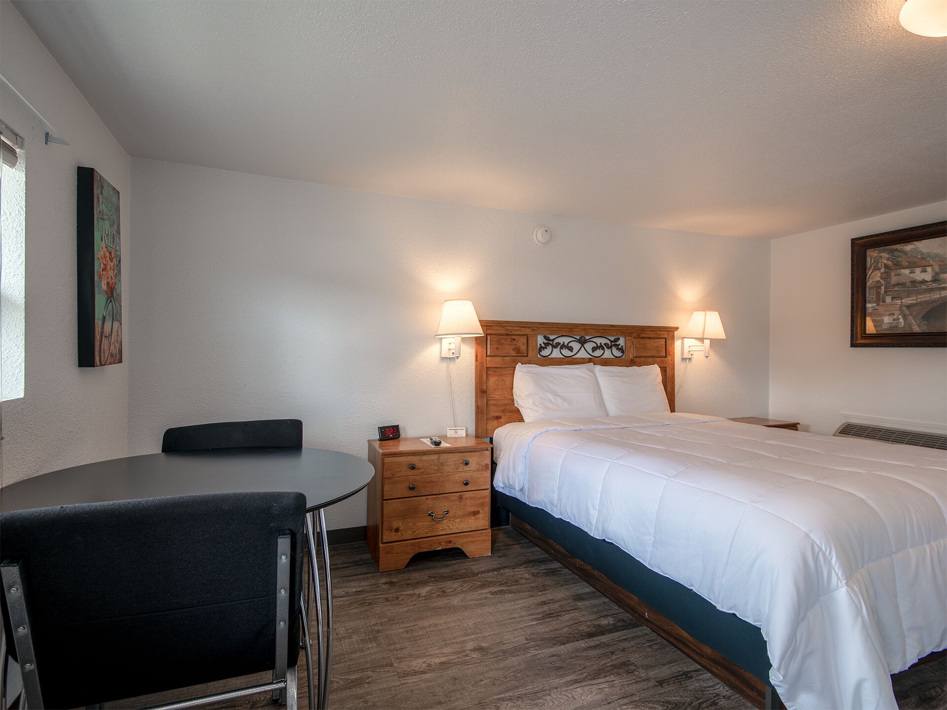 Basic enkelrum | Individuell inredning, unika möbler och mörkläggningsgardiner