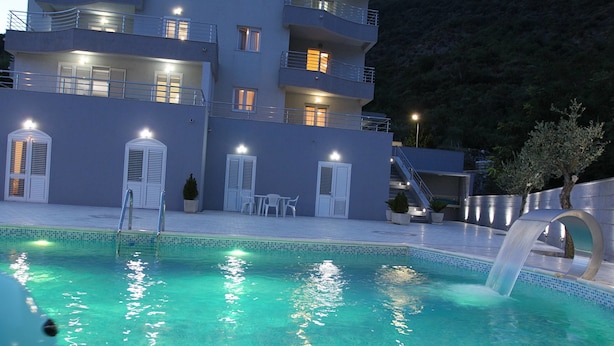 Seasonal outdoor pool, sun loungers - Villa Andjelina (Becici)