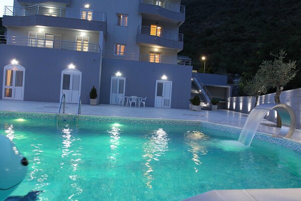 Außenpool (je nach Saison geöffnet), Liegestühle