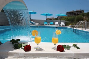 Seasonal outdoor pool, pool loungers