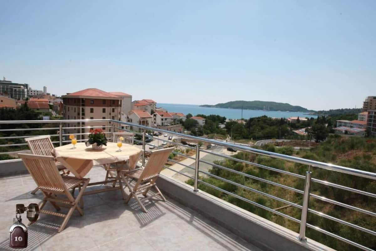 King Suite With Sea View | Hiên