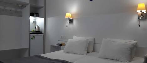 Minibar, Zimmersafe, Schreibtisch, Bügeleisen/Bügelbrett