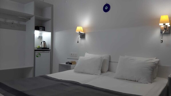 迷你吧、客房内保险箱、办公桌、熨斗/熨板