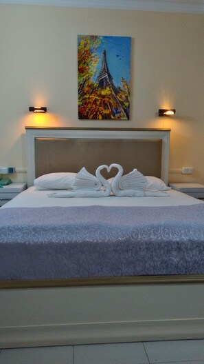 标准双人房, 无烟房 | 迷你吧、客房内保险箱、办公桌、熨斗/熨板