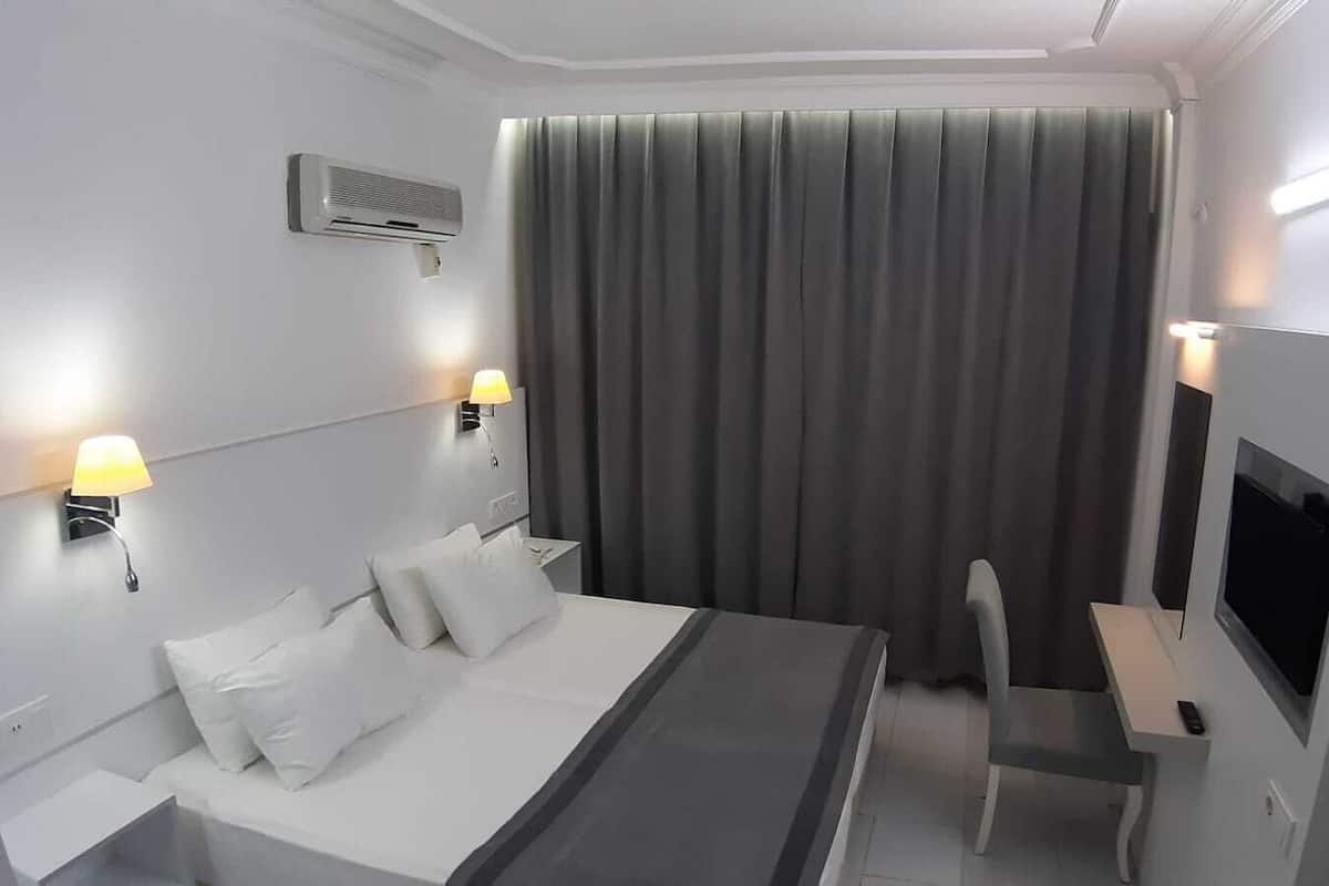 Premium Room, 2 Single Beds | Minibar, in-room safe, desk, iron/ironing board