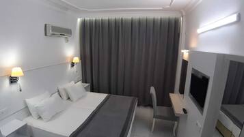 Habitación Premium, 2 camas individuales | Minibar, caja fuerte, escritorio y tabla de planchar con plancha