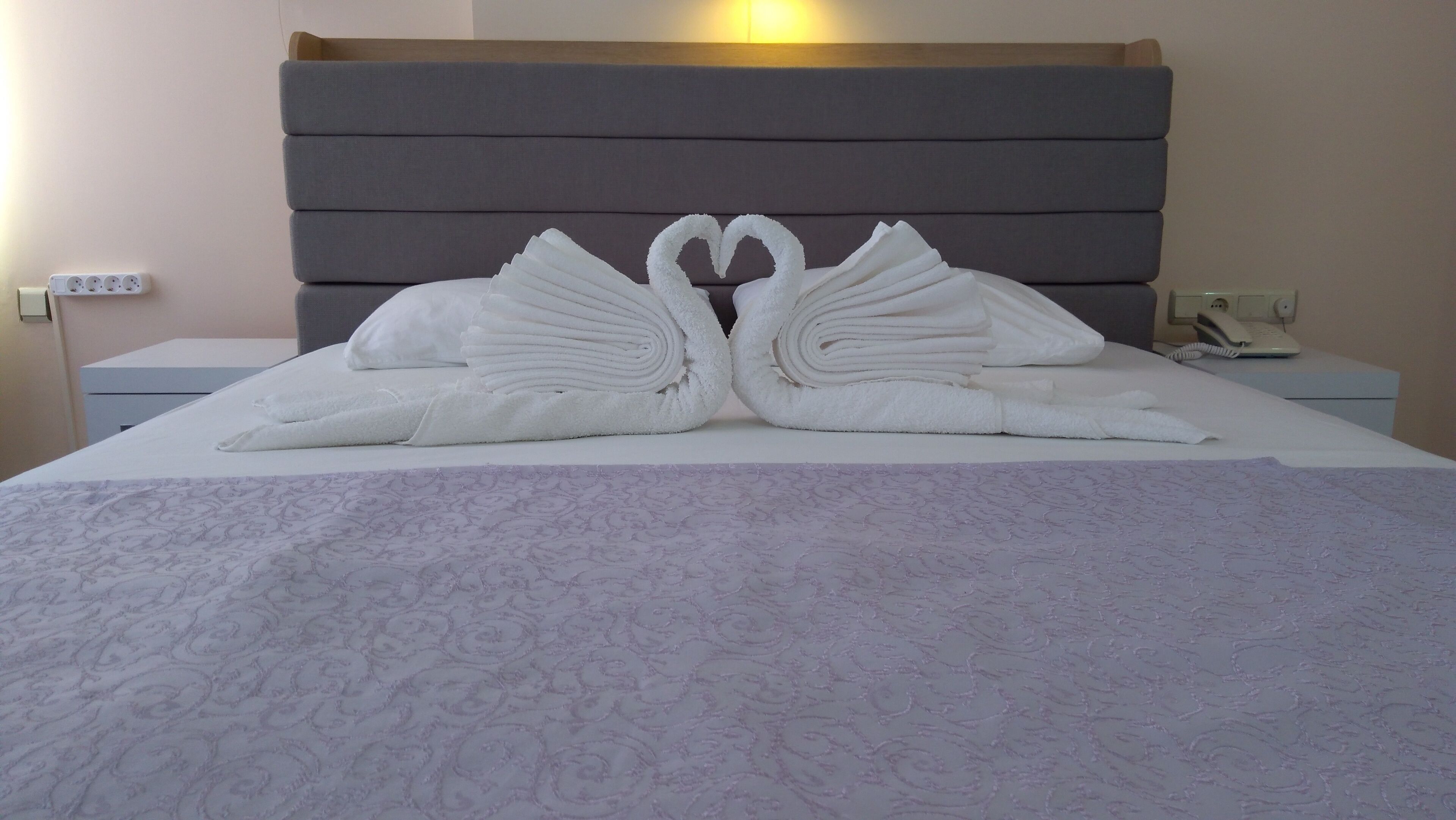 standard double room, non smoking | minibar, in-room safe, desk, iron/ironing board