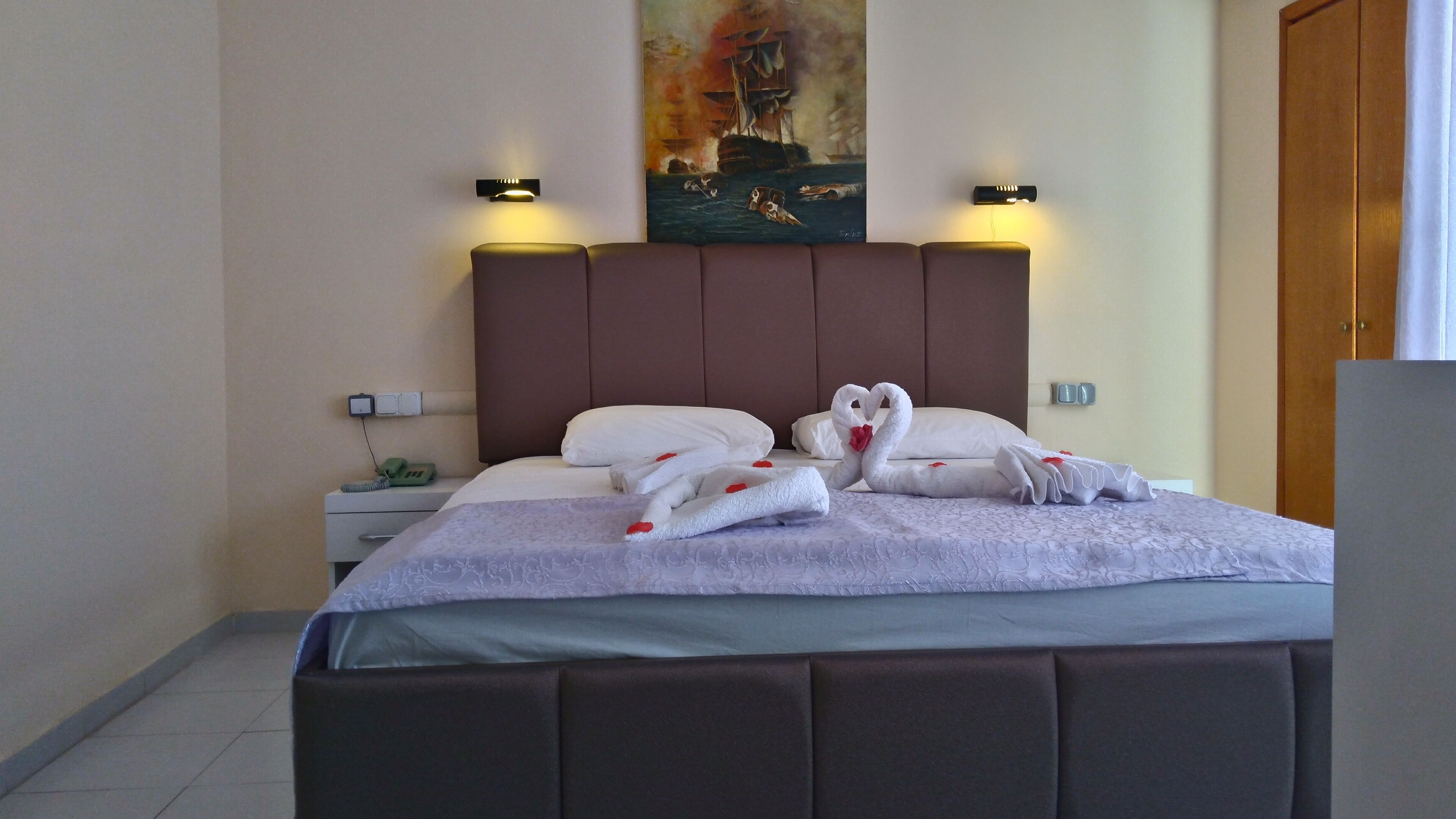 standard double room, non smoking | minibar, in-room safe, desk, iron/ironing board