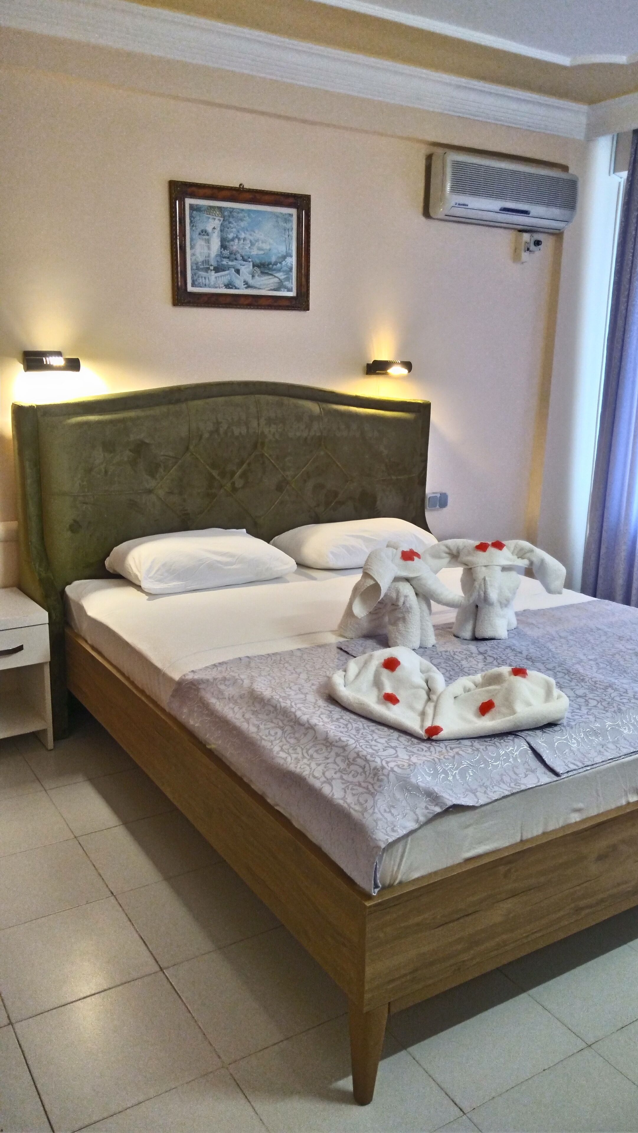 standard double room, non smoking | minibar, in-room safe, desk, iron/ironing board