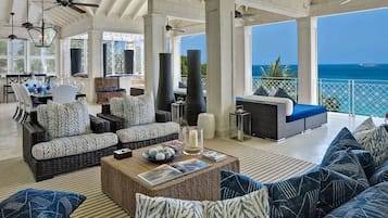 TV, pemutar DVD, dan peralatan stereo