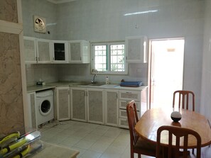 Grand réfrigérateur, micro-ondes, four, bouilloire électrique