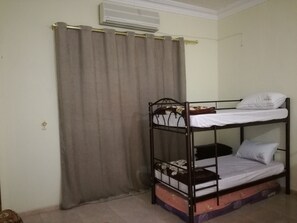 Dortoir Partagé | Fer et planche à repasser, Wi-Fi gratuit, draps fournis