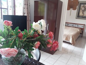 Literie hypoallergénique, décor unique, ameublement unique, bureau