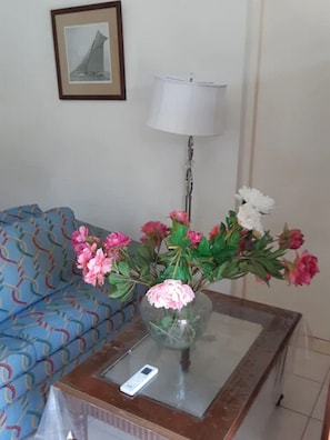 Studio, terrasse | Literie hypoallergénique, décor unique, ameublement unique, bureau