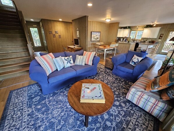 TV connectée, jeux vidéo, lecteur de DVD, livres