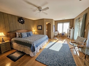 3 bedrooms, desk, iron/ironing board, free WiFi