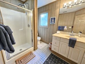 Combined shower/tub, eco-friendly toiletries, hair dryer, towels