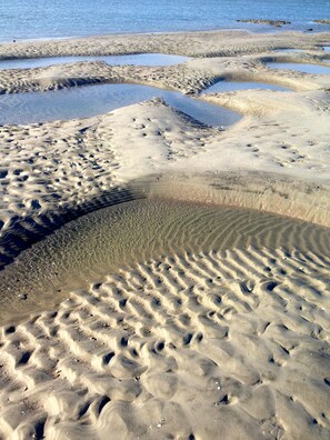 På stranden, solsenger og strandhåndklær
