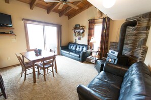 Smart TV, books - A beautiful mountain lake setting located in the 'Heart of the Black Hills' (Hill City)
