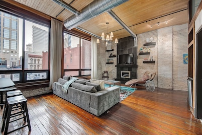 *Flat Loft* Walk to Broadway* Printers Alley Lofts
