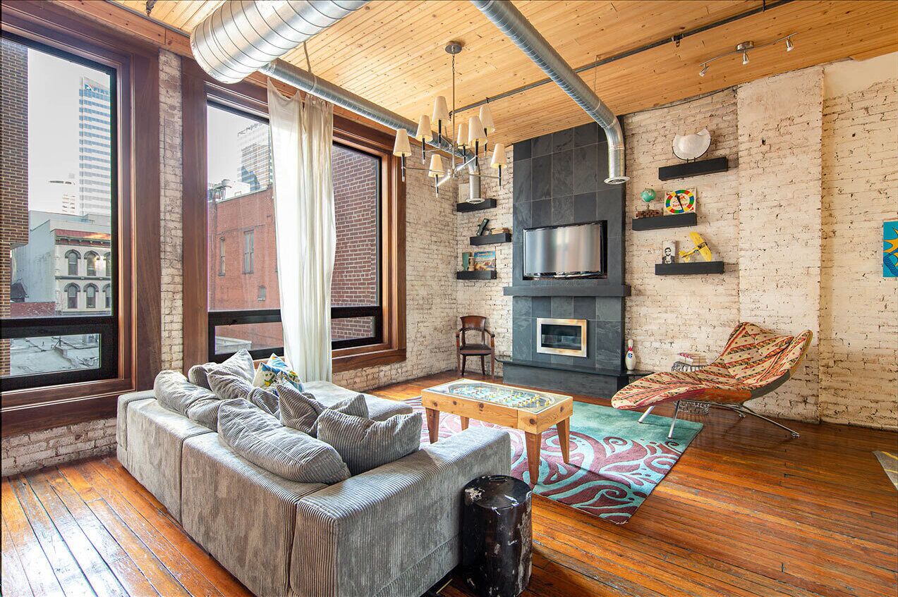 スマートテレビ、暖炉、DVD プレーヤー、ステレオ