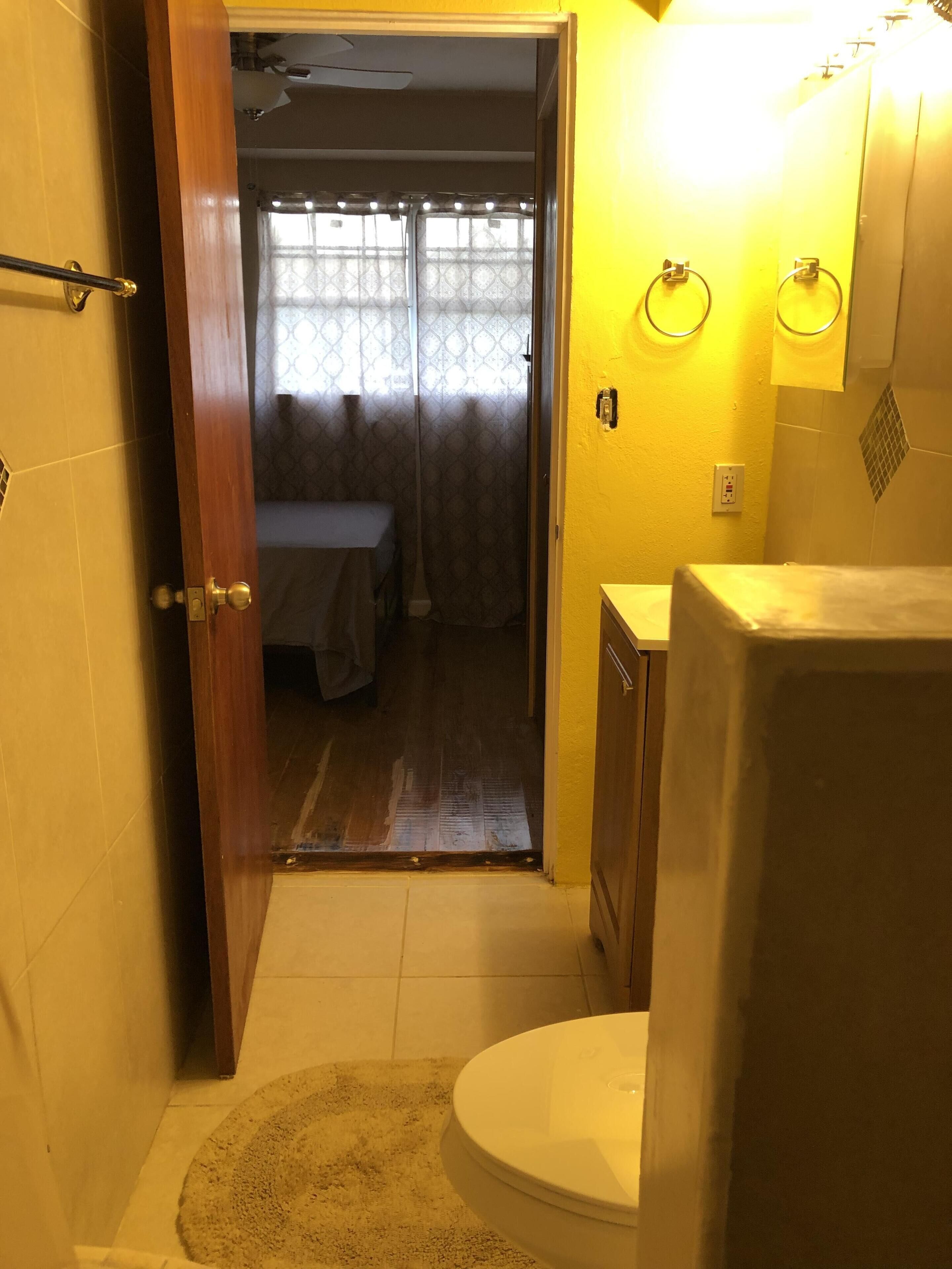 Kombination af bruser/badekar, håndklæder, Sæbe, Toiletpapir