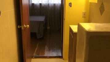 Kombination af bruser/badekar, håndklæder, Sæbe, Toiletpapir