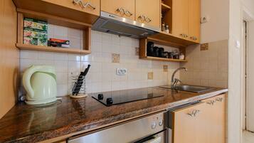 Frigorifero, microonde, forno, piano cottura