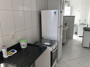 Frigorifero, microonde, piano cottura, macchina per tè/caffè