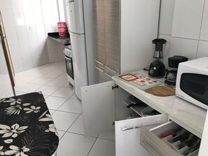 Réfrigérateur, micro-ondes, plaque de cuisson, cafetière/bouilloire