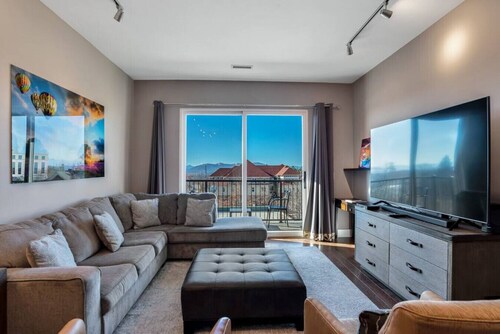 Awesome Fifth Floor Views with Balcony