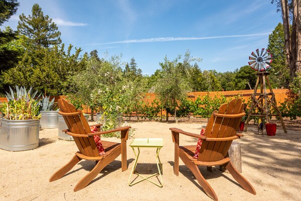 Property grounds - Escape to Sebastopol's charm, near The Barlow. We love Dogs! (Sebastopol)