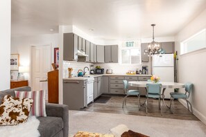 Fridge, microwave, oven, stovetop - Escape to Sebastopol's charm, near The Barlow. We love Dogs! (Sebastopol)