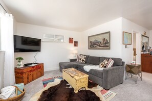 Smart TV, video games, DVD player, books - Escape to Sebastopol's charm, near The Barlow. We love Dogs! (Sebastopol)