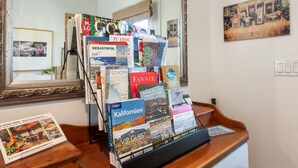 Un escritorio con varios guías de viaje y mapas, incluyendo una guía de 'Sonoma Wine Country' y un mapa y guía del 'Bodega Bay Area'.
