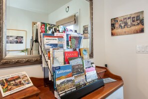 Interior - Escape to Sebastopol's charm, near The Barlow. We love Dogs! (Sebastopol)