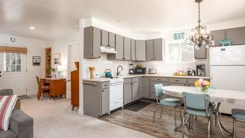 冷蔵庫、電子レンジ、オーブン、コンロ