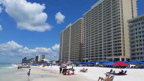 På stranden og solsenger